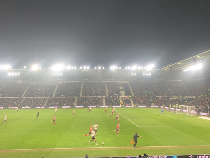 Ten men Lincoln hold out for draw against wasteful Derby County